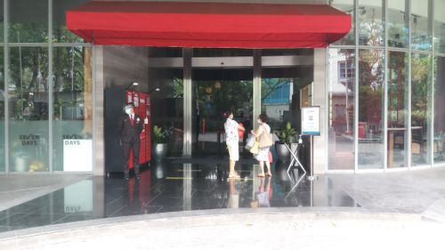 foto gerbang perumahan St. Moritz Puri