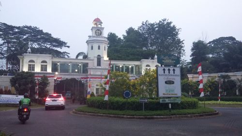 foto gerbang perumahan RAFFLES HILLS DEPOK