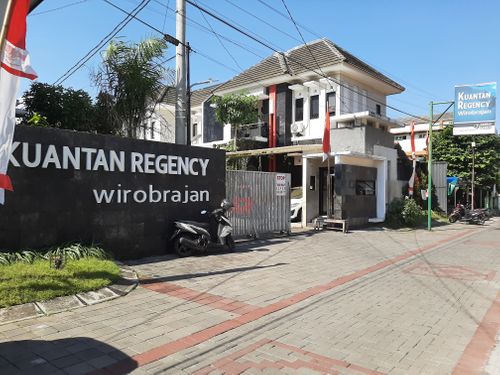 foto gerbang perumahan KUANTAN REGENCY WIROBRAJAN