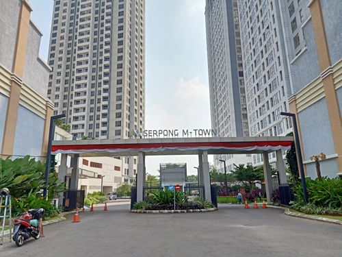 foto gerbang perumahan M-Town Signature & M-Town Residence