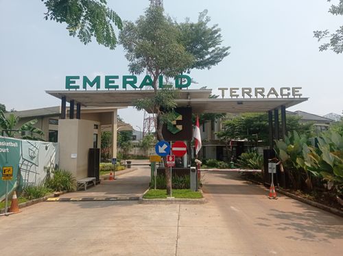foto gerbang perumahan PERUMAHAN EMERALD TERRACE