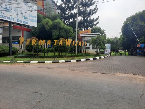 foto gerbang perumahan Permata Wisata