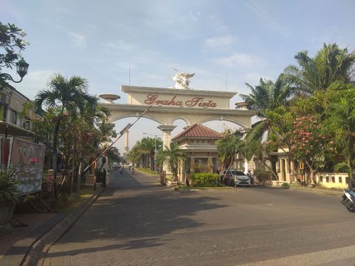 foto gerbang perumahan GRAHA TIRTA