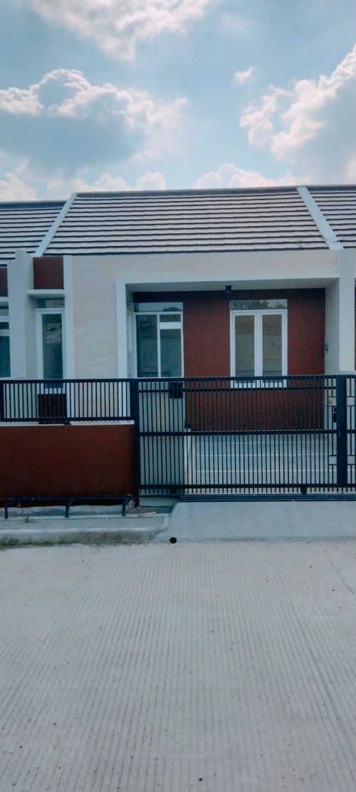 foto tampak rumah tipe 42/90 perumahan Taman Holis Indah II