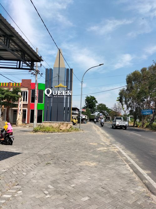 foto gerbang perumahan The Queen Residence