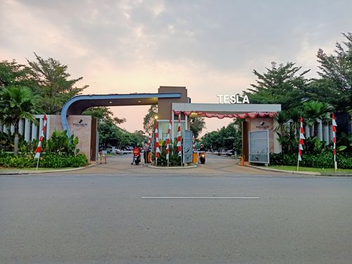 foto gerbang perumahan Cluster: Tesla