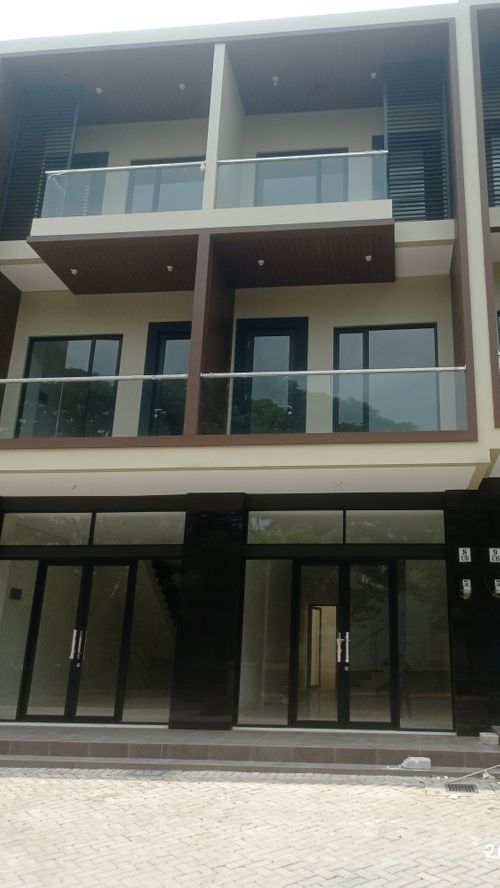 foto tampak rumah tipe RUKO SUARWOOD perumahan RAFFLES HILLS