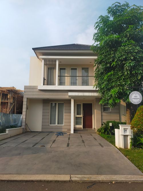 foto tampak rumah tipe NEO GARDENIA perumahan CLUSTER GIRI, SUVARNA SUTERA