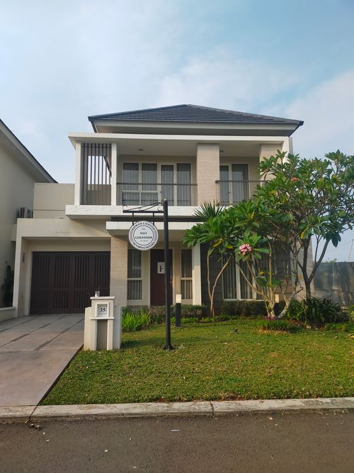 foto tampak rumah tipe NEO GERANIUM perumahan CLUSTER GIRI, SUVARNA SUTERA