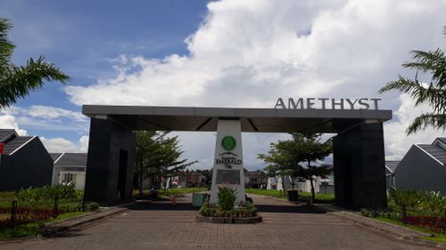 foto gerbang perumahan Kawanua Emerald City Cluster Amethyst