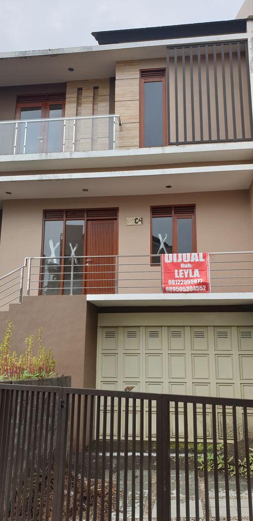 foto tampak rumah tipe 100 perumahan PINEWOOD TERRACE