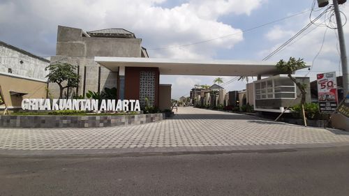 foto gerbang perumahan Griya Kuantan Amarta