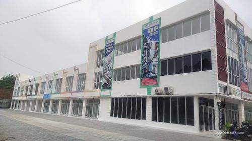 foto tampak rumah tipe E 3 Lantai perumahan Berlian Commercial Estate