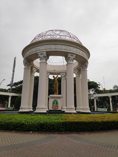 foto gerbang perumahan Bukit Golf Mediterania Cluster Garden House