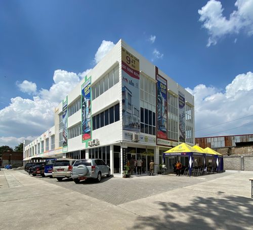 foto tampak rumah tipe D 3 Lantai perumahan Berlian Commercial Estate