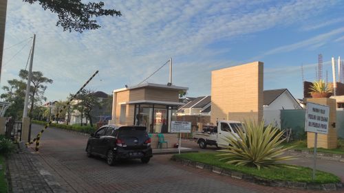foto gerbang perumahan cluster akasia