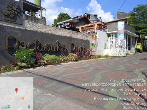 foto gerbang perumahan Padasuka Park