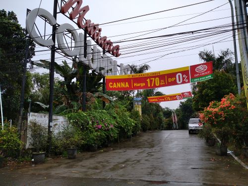 foto gerbang perumahan Mutiara Columbus