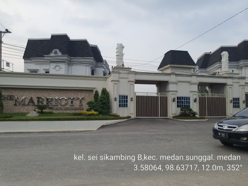 foto gerbang perumahan The Marriott Private Residence
