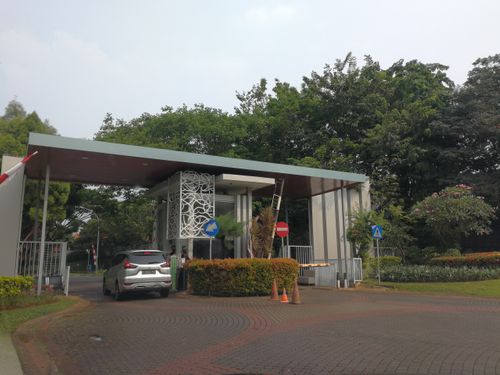 foto gerbang perumahan KEBAYORAN VILLAGE BINTARO JAYA