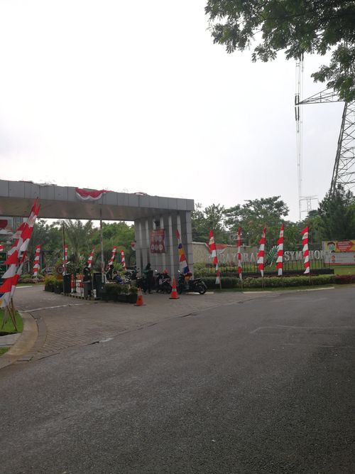 foto gerbang perumahan KEBAYORAN SIMPHONY BINTARO JAYA