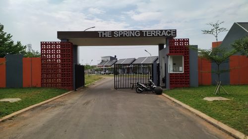 foto gerbang perumahan METLAND CIBITUNG - CLUSTER THE SPRING TERRACE