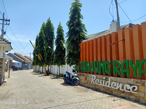 foto gerbang perumahan de Tanjung Raya Residence Cluster 9