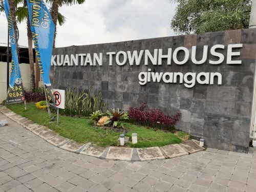 foto gerbang perumahan KUANTAN TOWNHOUSE GIWANGAN