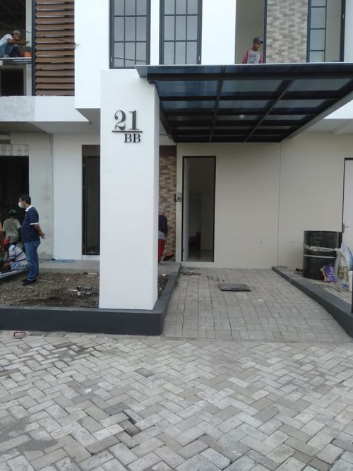 foto tampak rumah tipe BROKLYN ,(111/84) perumahan NEW GREEN HILL RESIDENCE (PESONA ALAM GUNUNG ANYAR BB-21)