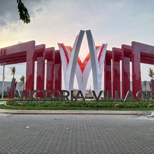 foto gerbang perumahan VICTORIA VILLAGE