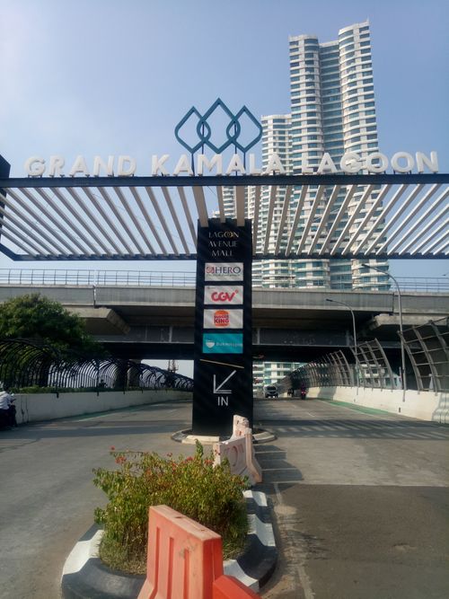foto gerbang perumahan GRAND KAMALA LAGOON TOWER EMERALD & BARCLAY