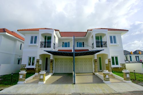 foto tampak rumah tipe GRAND VIOLA 200/220 perumahan Casa De Viola