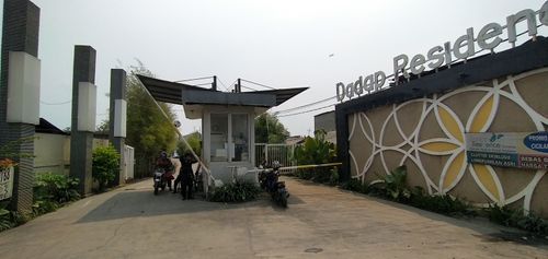 foto gerbang perumahan Dadap Residence