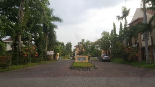 foto gerbang perumahan CLUSTER TAMAN GRANDIS - GRAHA PADMA