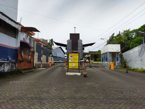 foto gerbang perumahan Lembah Nyiur Kairagi Mas