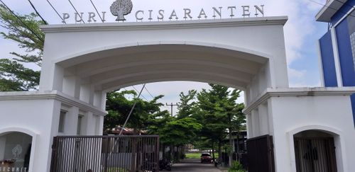 foto gerbang perumahan PURI CISARANTEN
