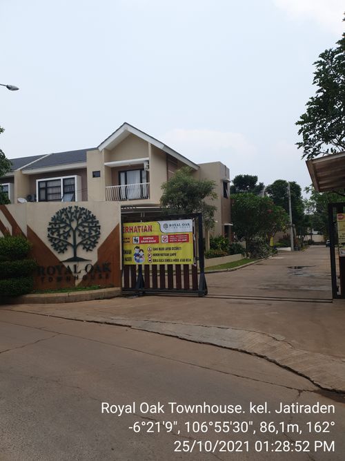 foto gerbang perumahan Royal Oak Town House