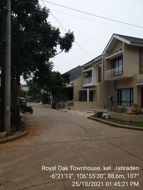 foto posisi tengah perumahan Royal Oak Town House