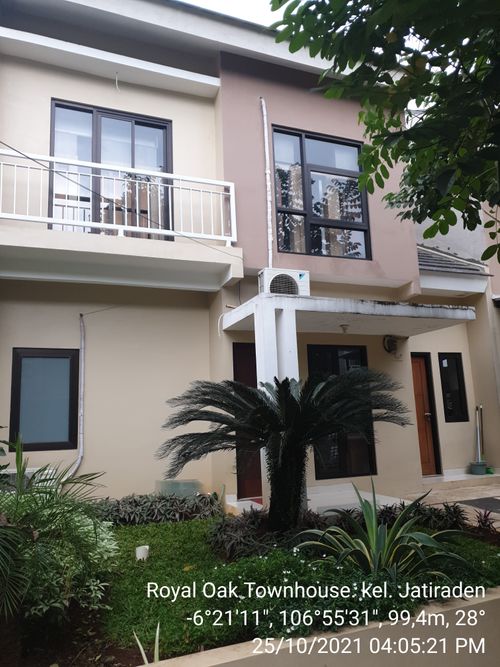 foto tampak rumah tipe Regent perumahan Royal Oak Town House