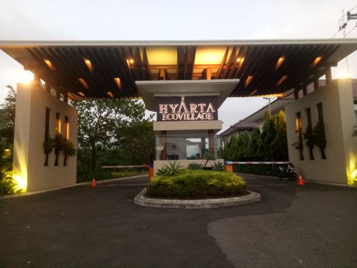 foto gerbang perumahan Hyarta EcoVillage