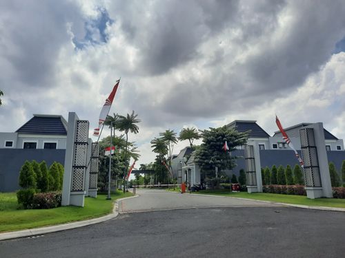 foto gerbang perumahan OAKWOOD PARK CITRALAND 2