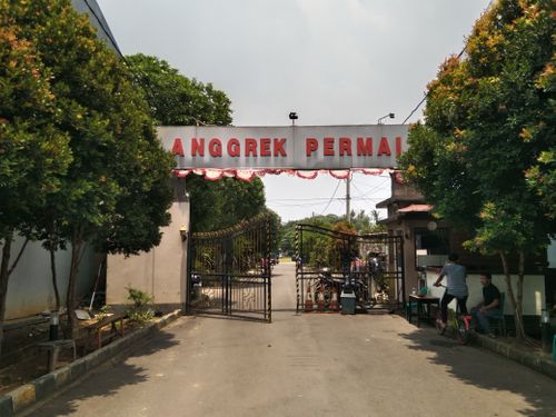 foto gerbang perumahan Anggrek Permai