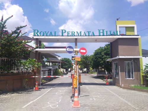 foto gerbang perumahan ROYAL PERMATA HIJAU