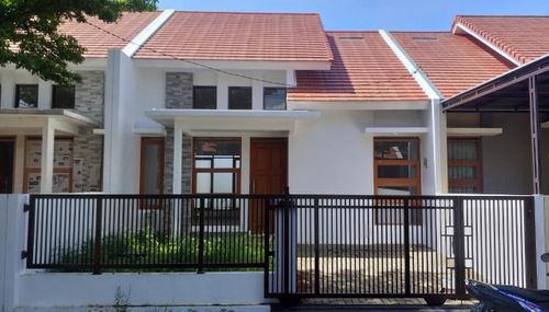 foto tampak rumah tipe 63 perumahan PURI CISARANTEN