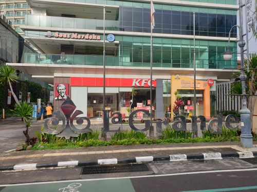 foto gerbang perumahan Tamansari La Grande
