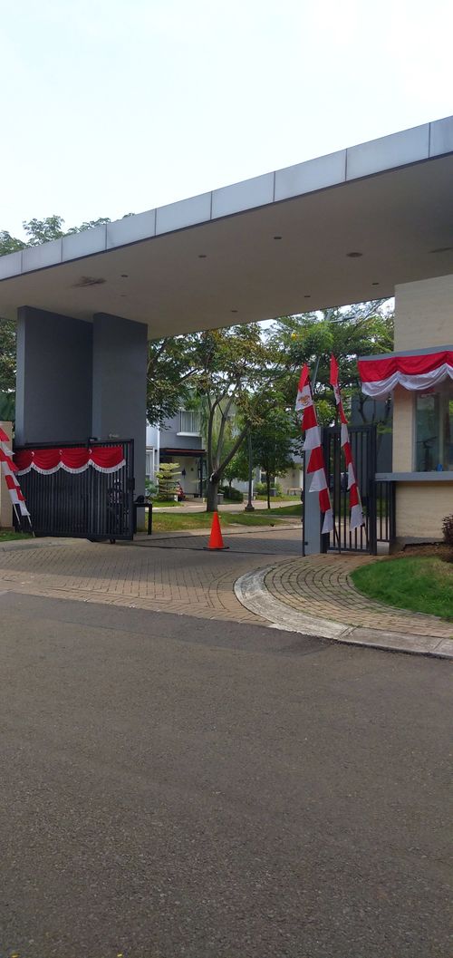 foto gerbang perumahan KEBAYORAN PIAZZA HARMONY 1