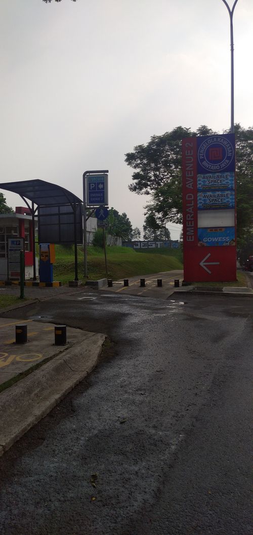 foto gerbang perumahan RUKO EMERALD AVENUE 2 BINTARO JAYA