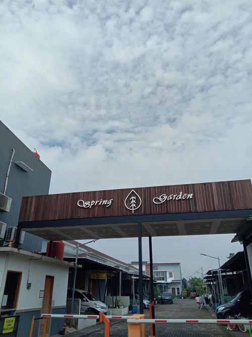 foto gerbang perumahan Spring Garden Recidence
