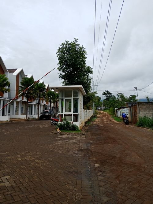 foto gerbang perumahan pine wood cluster GRAND SEKAR ASRI