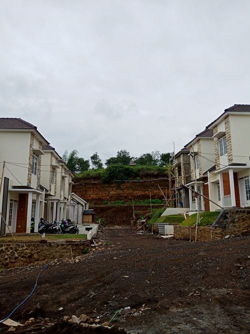 foto posisi tengah perumahan pine wood cluster GRAND SEKAR ASRI
